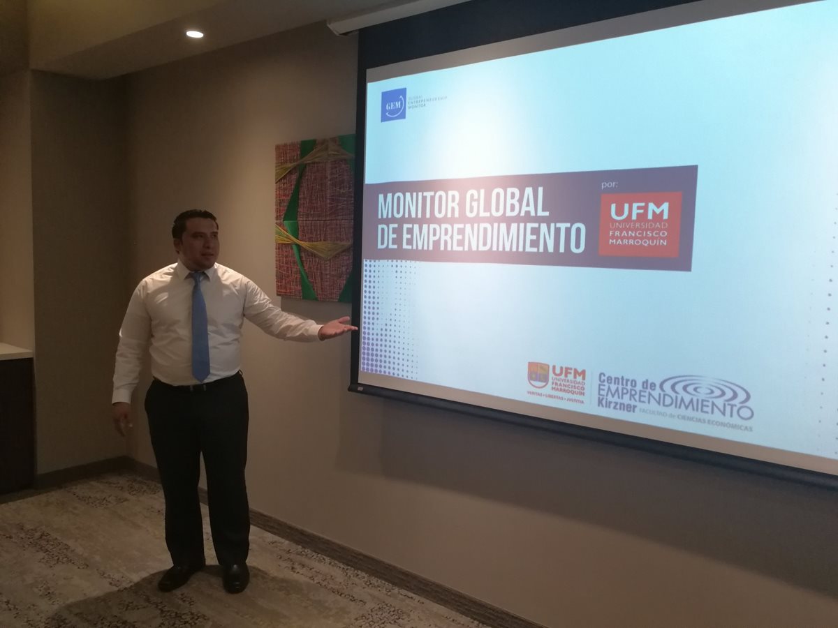David Casasola director del Monitor Global de Emprendimiento GEM de la UFM, presentó los datos del estudio. (Foto Prensa Libre: Urías Gamarro)