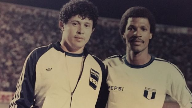 El apoyo de compañeros de la selección hondureña como "Tony" Laing fueron vitales para el buen desempeño de Zelaya en el Mundial de España 1982. (Foto: cortesía Héctor Zelaya)