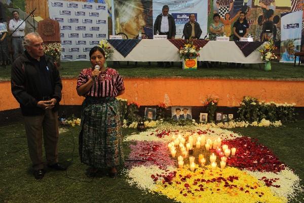 Ceremonia indígena durante el acto de entrega de resarcimiento, en Chimaltenango.