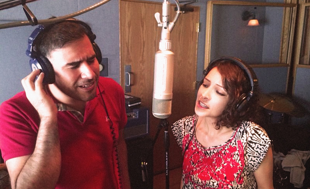 Francisco Páez canta junto a Gaby Moreno. (Foto Prensa Libre: Malacates Trébol Shop)