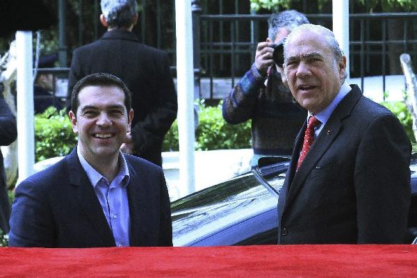 El primer ministro griego, Alexis Tsipras (izq), da la bienvenida al secretario general de la OCDE, José Ángel Gurría, antes de mantener un encuentro en Atenas (Grecia) hoy miércoles. (Foto Prensa Libre: EFE)
