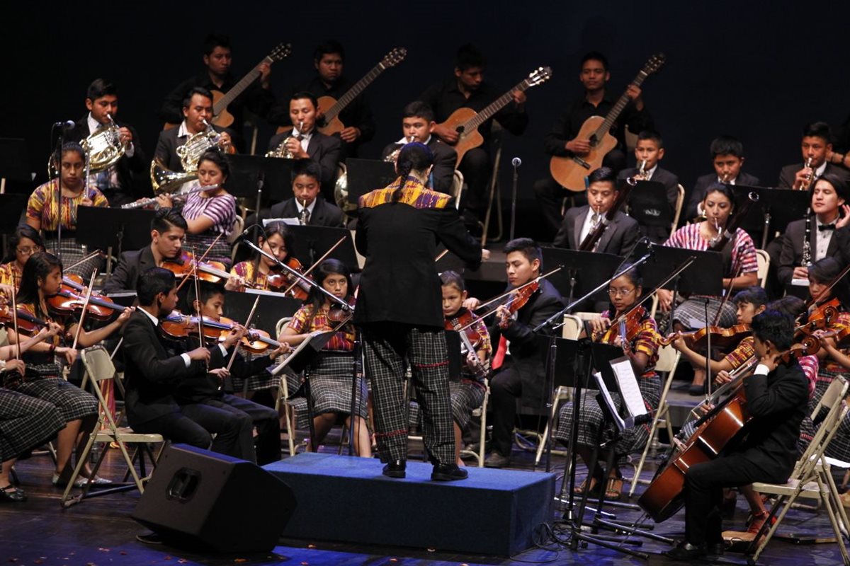 El director de la Orquesta Sonidos de Esperanza, Martín Corleto, dirige a sus alumnos. (Prensa Libre: Paulo Raquec)