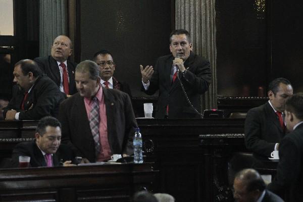 Roberto Villate, de la bancada Lider, durante la interpelación a la ministra Del Águila (Foto Prensa Libre: A. Interiano)<br _mce_bogus="1"/>