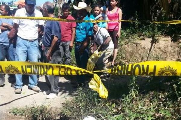 El conductor de un picop falleció luego que atropelló a un hombre, quien también murió, que caminaba a la orilla de la carretera. (Foto Prensa Libre: Oscar Figueroa)<br _mce_bogus="1"/>