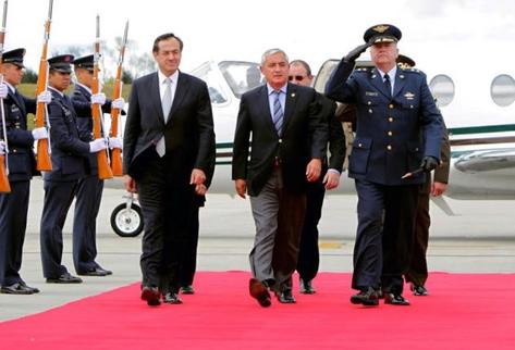 Presidente Otto Pérez Molina durante su arribo a Colombia. (Foto Prensa Libre: Scspr)