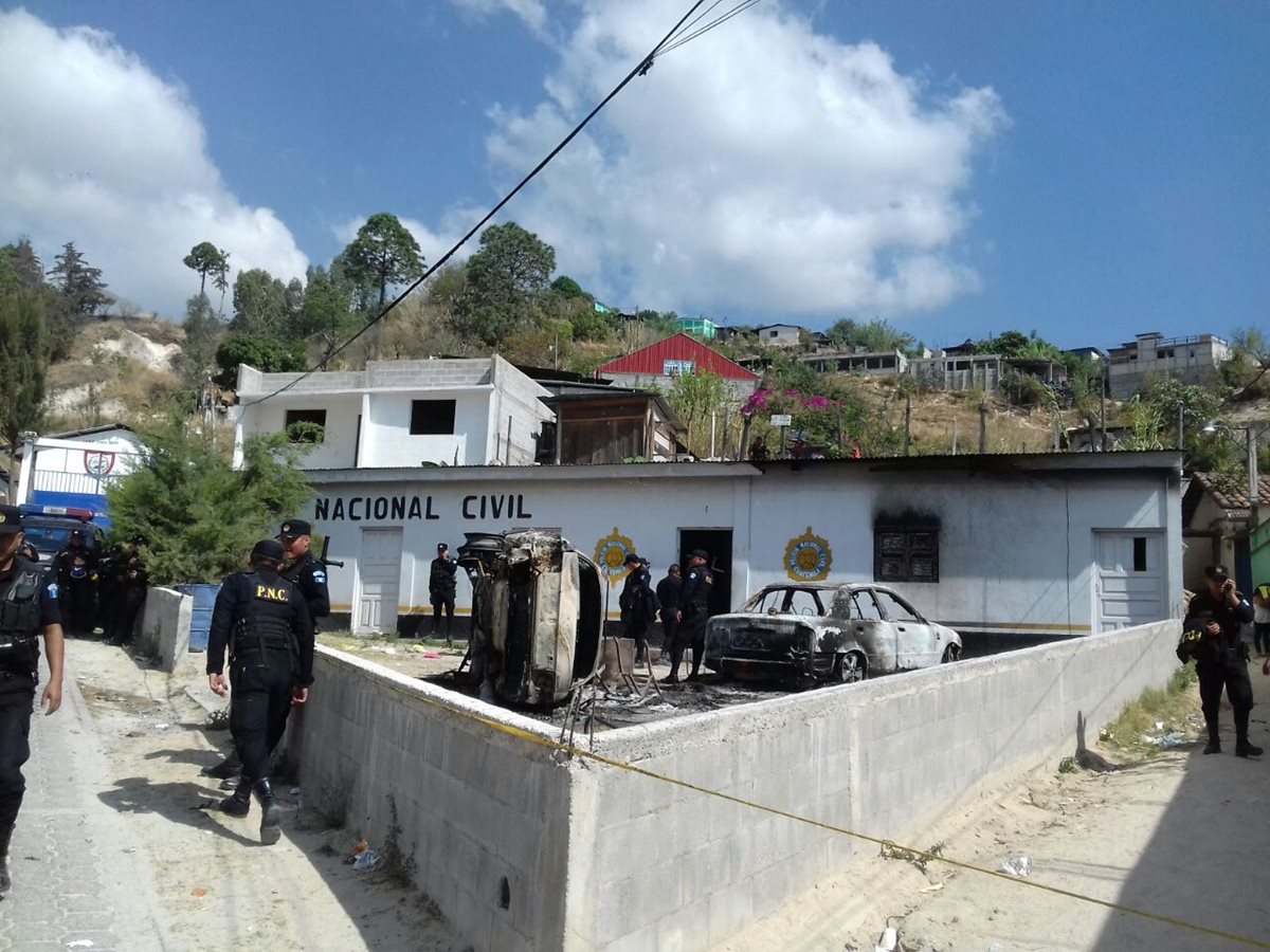 Agentes de la PNC retomaron el control en Aguacatán, Huehuetenango. (Foto Prensa Libre: Mike Castillo)