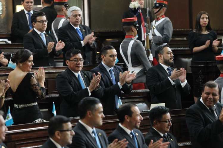 Morales fue aplaudido por algunos diputados a su ingreso.