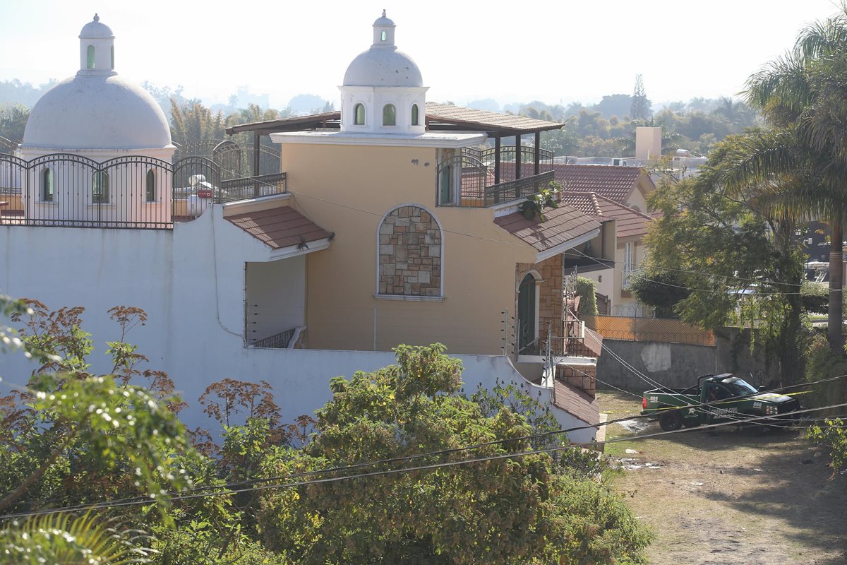 Vista de una casa con orificios de arma de fuego en la Colonia Lindavista, de Tepic (México), donde ocurrió la balacera. (Foto Prensa Libre: EFE)