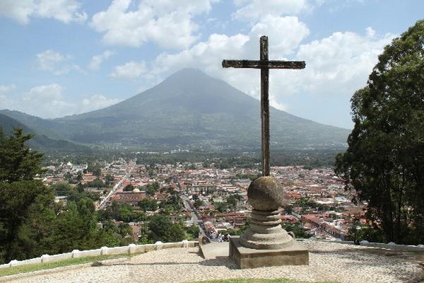 Vista de Antigua Guatemala desde el Cerro de la Cruz,  ciudad de destino de muchos turistas. (Foto Prensa Libre: Archivo)