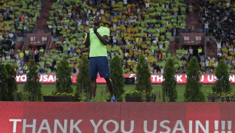 Usain Bolt festeja después de ganar la prueba masculina de 100 metros en Ostrava. (Foto Prensa Libre: AP)