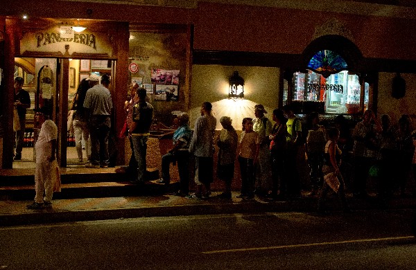 <span>C</span><span>ortes de energía</span> <span>han agravado</span> <span>otros problemas</span> <span>de la vida cotidiana</span><span> de los venezolanos.(AP).</span>