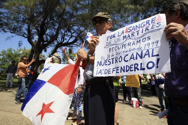 Grupos de panameños han protestado contra las empresas que amenazan con detener la ampliación. (Foto Prensa Libre: EFE)