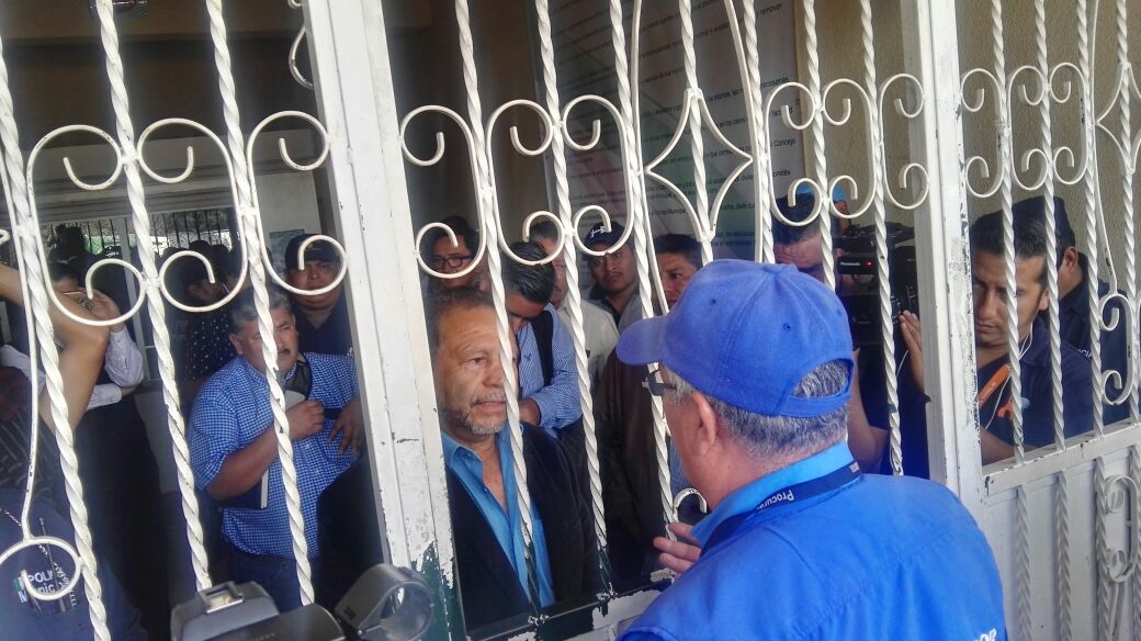 Personal de la Procuraduría de los Derechos Humanos (PDH), hablan con integrantes del Consejo de Fraijanes. (Foto Prensa Libre: Edwin Pitán)