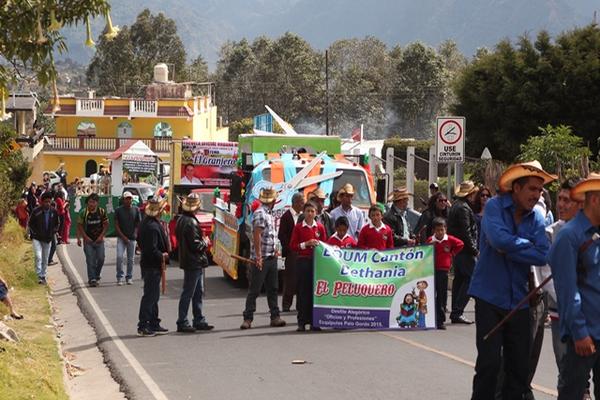 Estudiantes de varios establecimientos adornaron carrosas. (Foto Prensa Libre: Aroldo Marroquín)