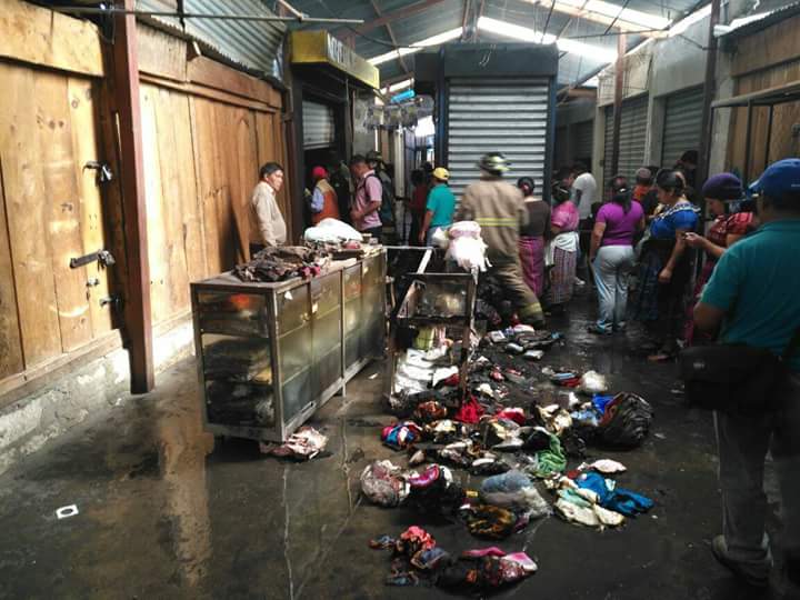 Una venta de ropa para niño fue consumida por un incendio en la Terminal Minerva, Quetzaltenango. (Foto Prensa Libre: Bomberos Voluntarios)