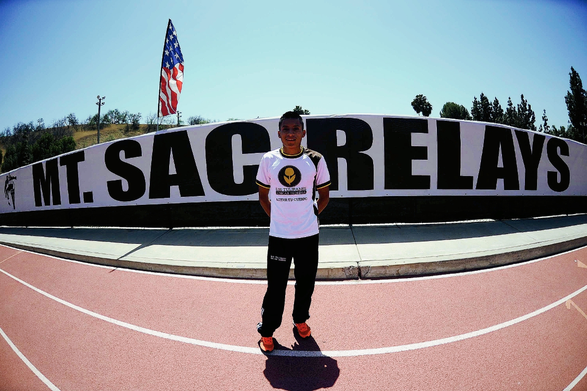 Mario Pacay, atleta guatemalteco, realiza un entrenamiento en la pista el estadio del colegio Mt Sac College, en Los Ángeles, California, Estados Unidos, este miércoles 15 de abril de 2015. (Foto Prensa Libre: Francisco Sánchez)