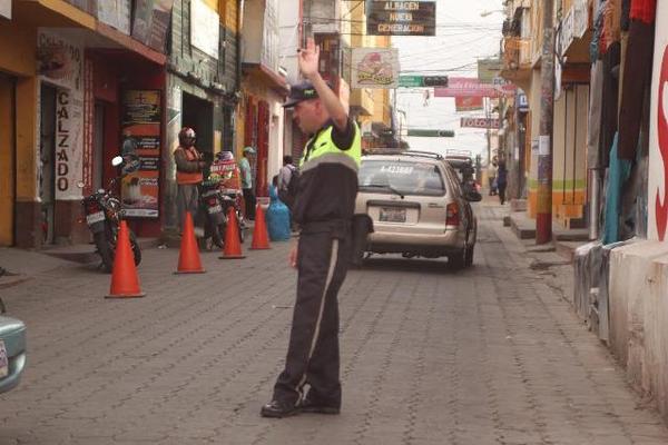 Agente ordena  el tránsito vehicular en San Pedro Sacatepéquez, San Marcos. (Foto Prensa Libre: Aroldo Marroquín)