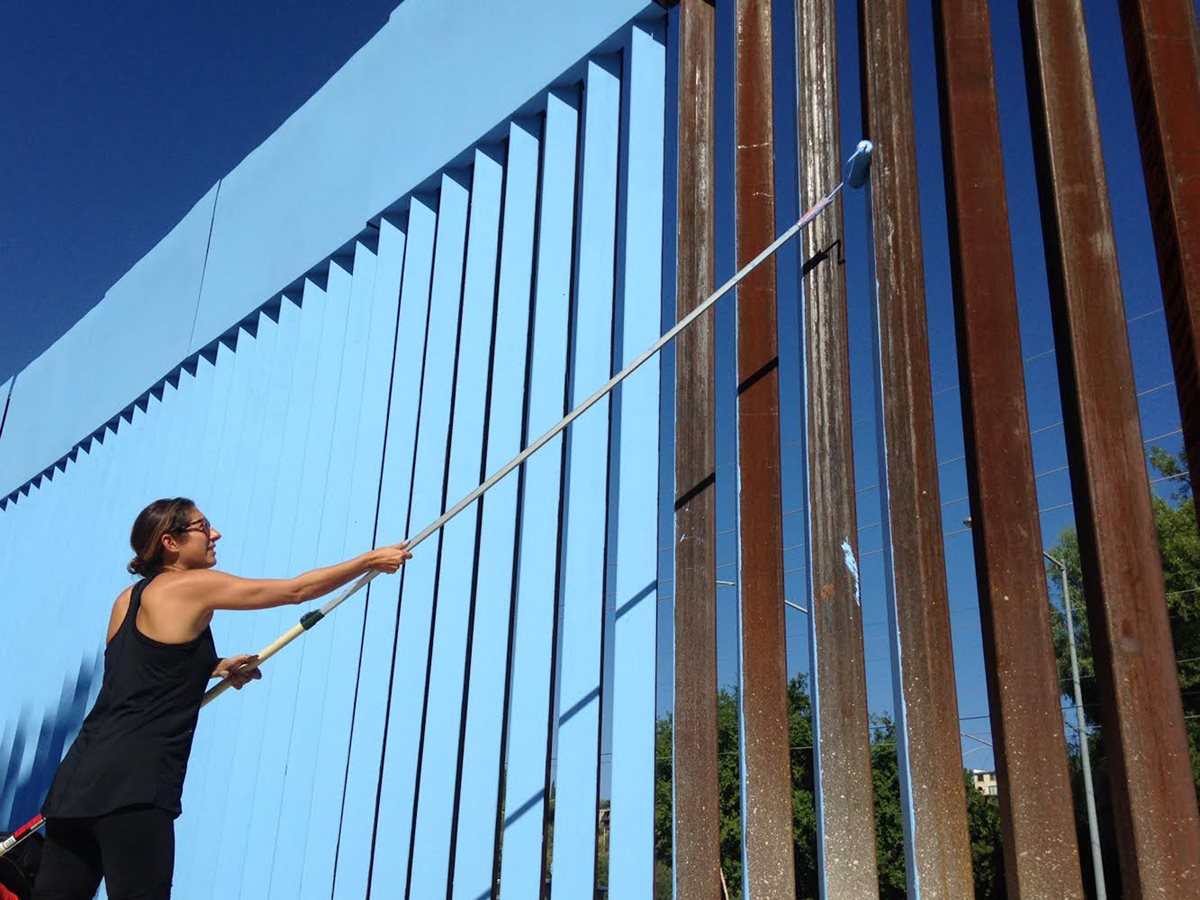 Ana Teresa Fernández, artista mexicana intenta "borrar" el muro. (Foto Prensa Libre: AP).