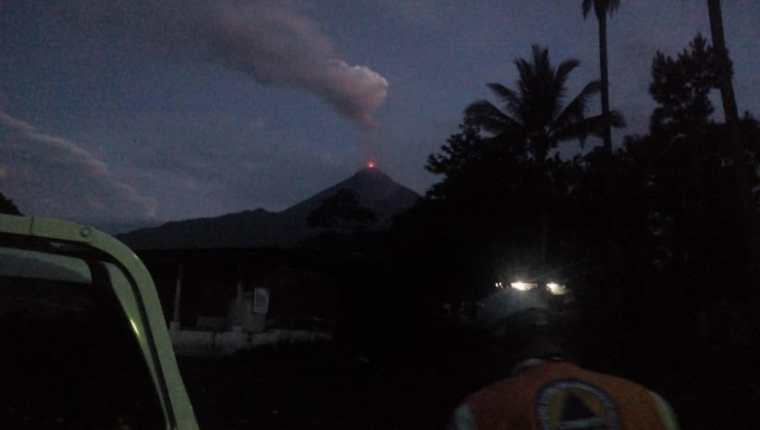Volcán de Fuego visto desde la comunidad La Reina en la cabecera de Escuintla. (Foto Prensa Libre: Conred)