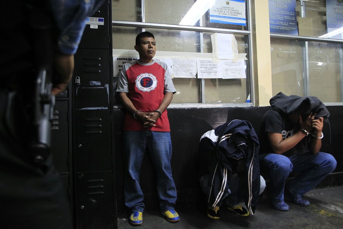 Los detenidos son señalados de encubrimiento propio e incumplimiento de deberes. (Foto Prensa Libre: Edwin Bercián)