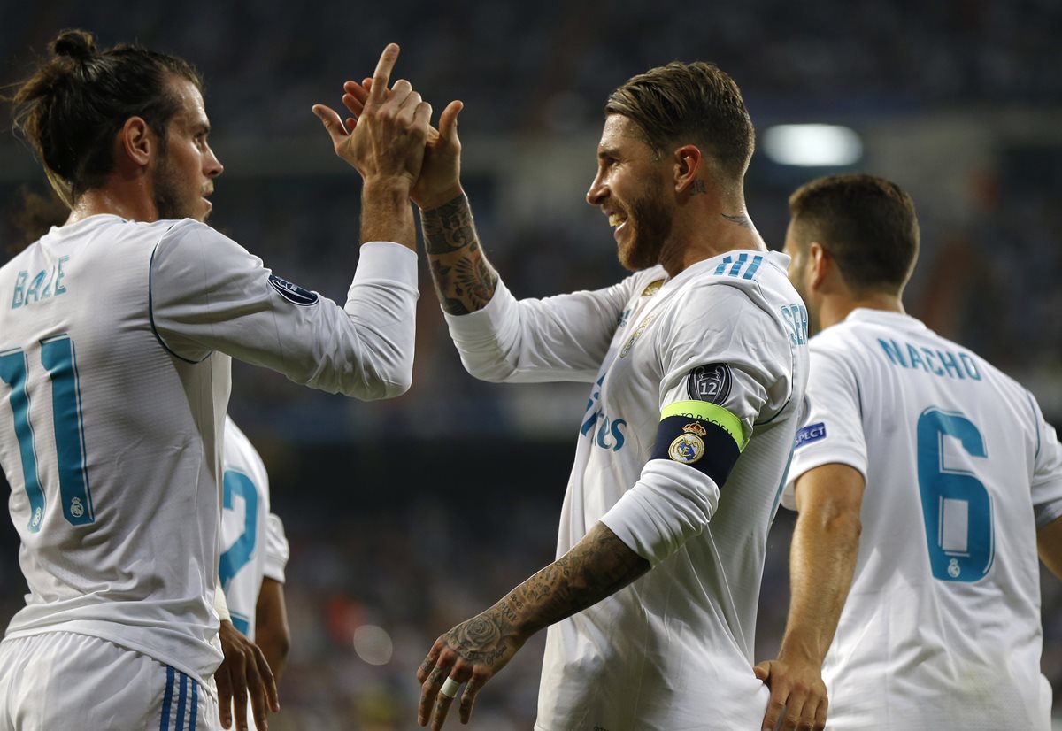 Sergio Ramos es felicitado por sus compañeros de equipo. (Foto Prensa Libre: AFP)