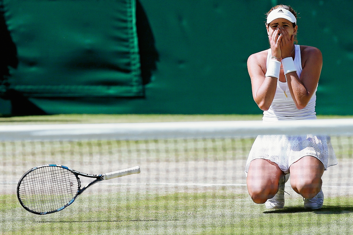 Garbine Muguruza celebra con lágrimas su pase a la final del torneo de Wimbledon. (Foto Prensa Libre: AFP)
