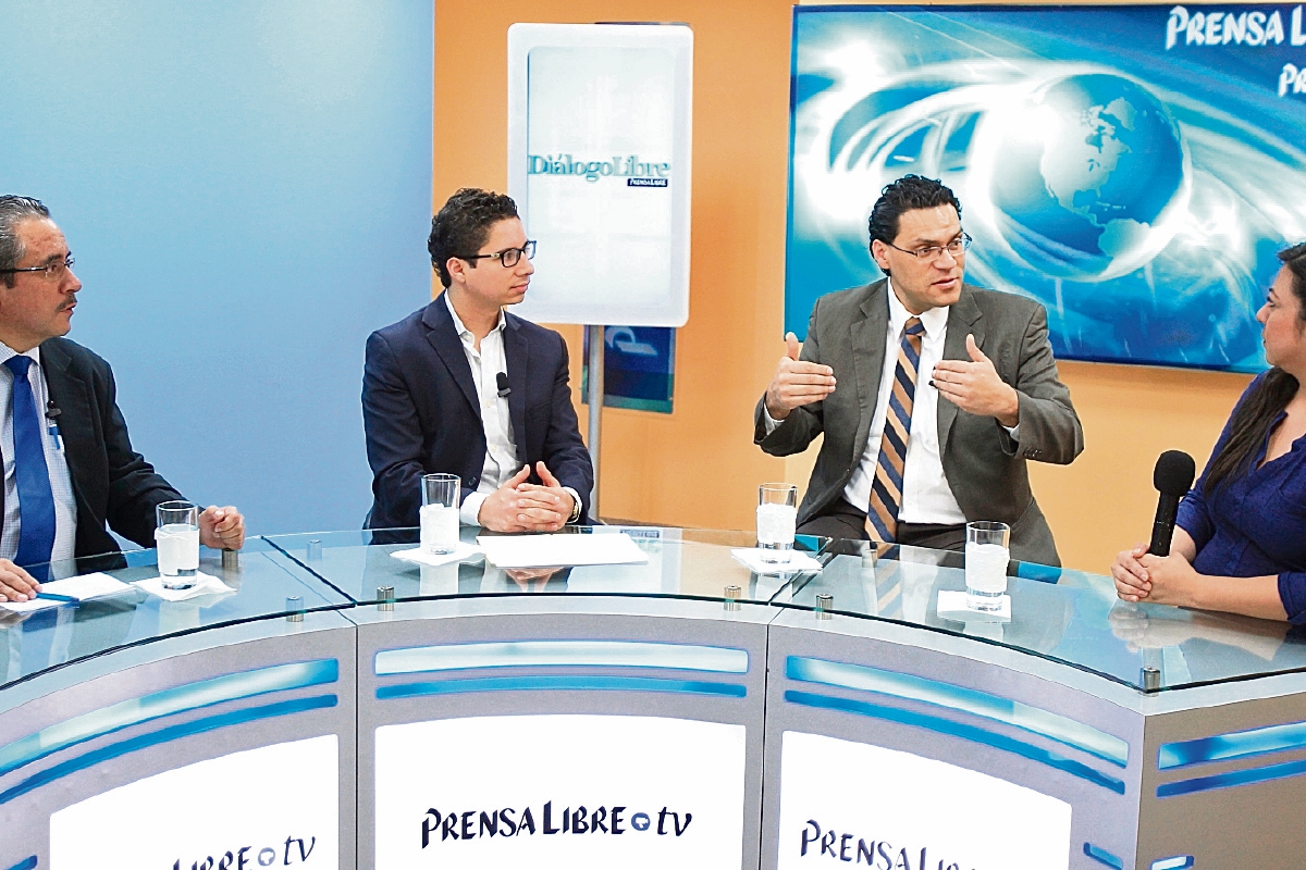 Los salarios en el Legislativo son analizados por Jorge Jiménez y José Sanabria —al centro—, durante el Diálogo Libre conducido por el editor Carlos Castañaza y la reportera Jessica Gramajo.