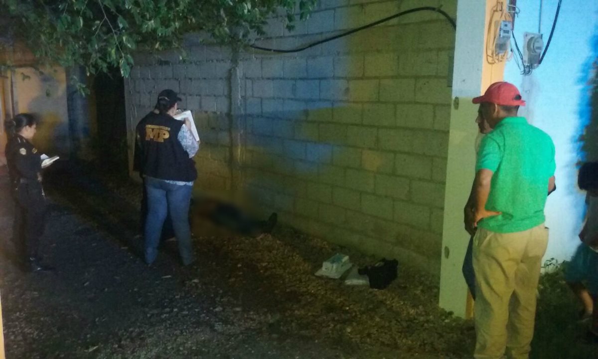 Peritos del Ministerio Público recaban evidencias en Santa Elena, Flores, Petén. (Foto Prensa Libre: Rigoberto Escobar)