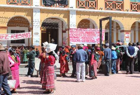 Carteles señalan  en la comuna de Totonicapán  a militares y policías de reprimir manifestaciones de manera violenta  y causar muertes.