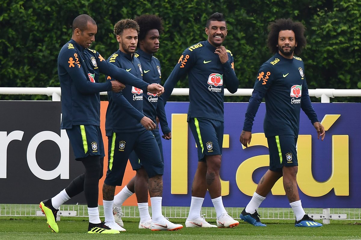 Marcelo y Casemiro se unieron a la selección de Brasil que se alista para cumplir con la preparación para tomar parte en Rusia 2018. (Foto Prensa Libre: AFP)