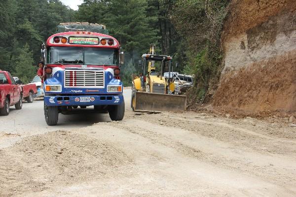 Máquina retira derrumbe en el kilómetro 207, ruta Interamericana, Momostenango, Totonicapán.