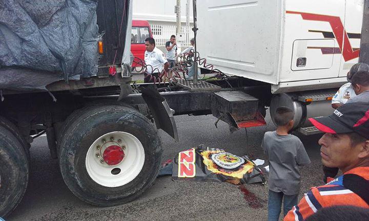 El menor Daniel Alfonso Mo Ju, de 12 años, murió al ser atropellado por un tráiler. La víctima viajaba en el vehículo, que funcionaba como carroza en una caravana religiosa en Cobán, Alta Verapaz. (Foto Prensa Libre: Eduardo Sam Chun)