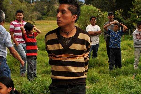El capturado fue amarrado a un poste antes de ser entregado a la Policía Nacional Civil (Foto Prensa Libre: Óscar Figueroa)<br _mce_bogus="1"/>