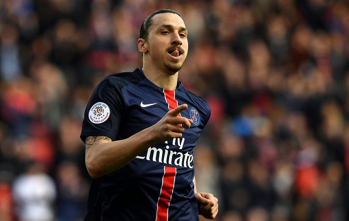 Zlatan Ibrahimovic marcó un doblete con el que llegó a 32 goles en la liga Francesa e impone un nuevo récord. (Foto Prensa Libre: AFP)