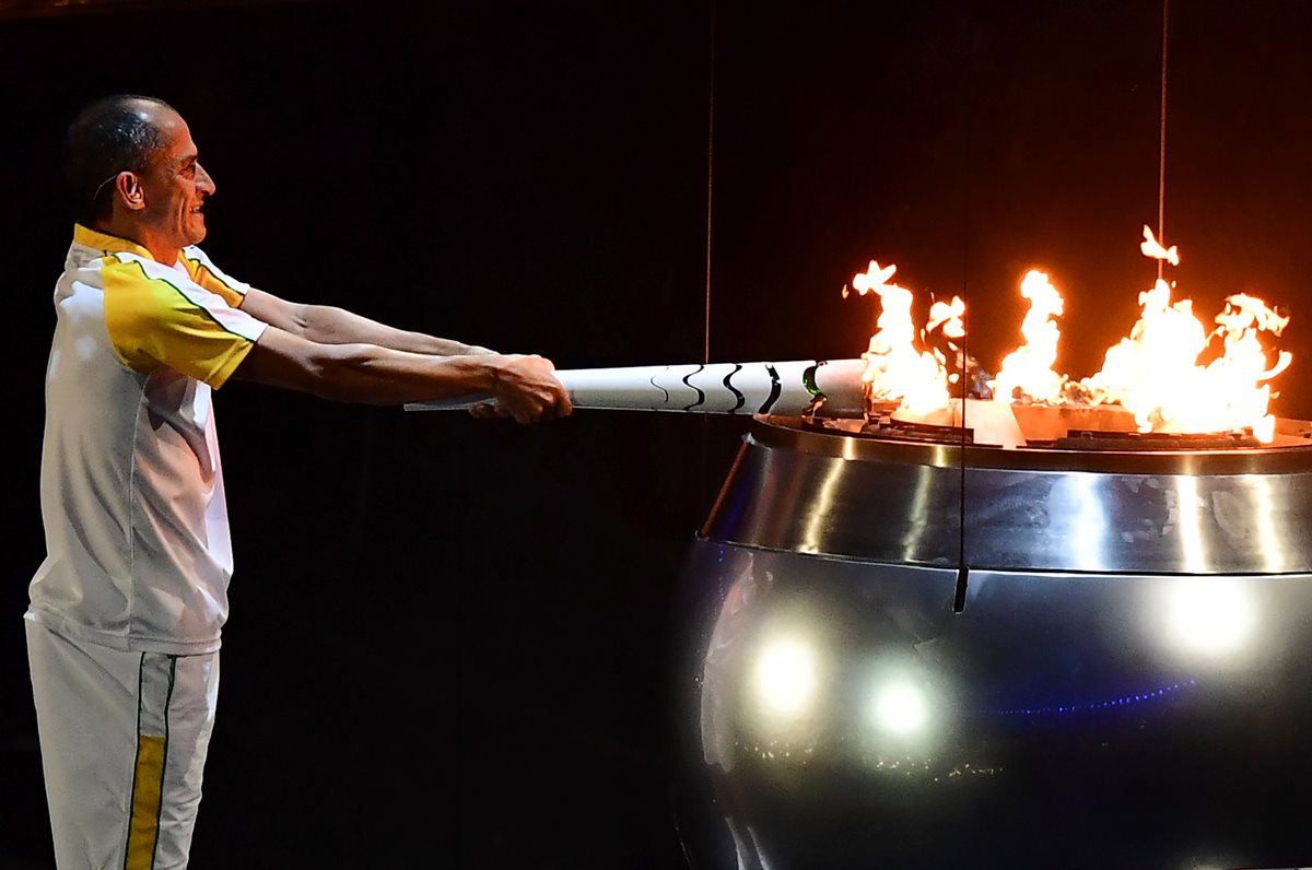 Vanderlei Cordeiro fue el encargado de encender el pebetero. (Foto Prensa Libre: AFP)