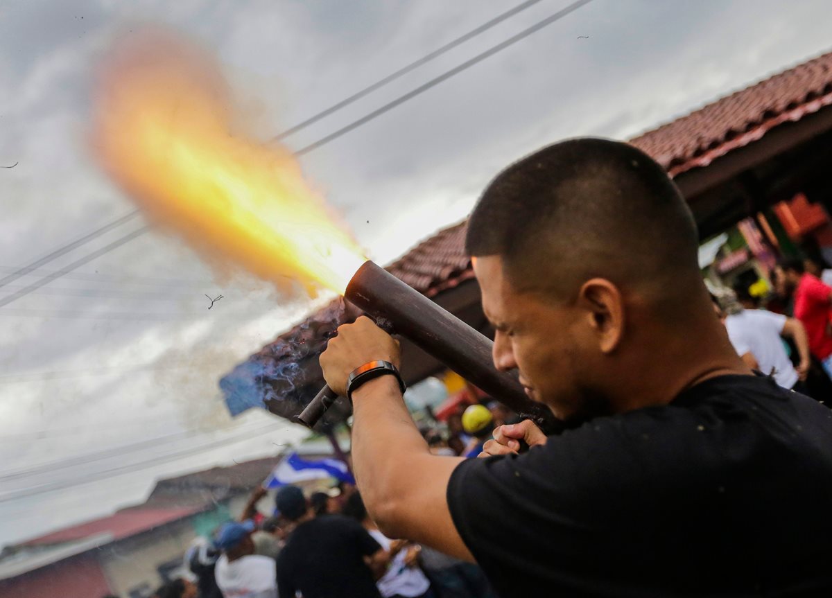 Se teme que la suspensión del diálogo cause una escalada en Nicaragua. Un estudiante lanza una bomba casera. (Foto Prensa Libre: AFP)