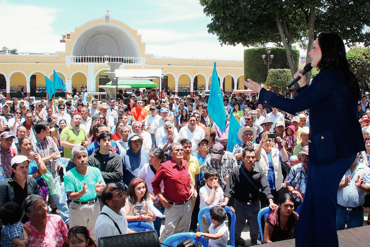 La candidata por el partido Visión con Valores (Viva) habla ante unos 500 pobladores en el parque central de Huehuetenango. (Foto Prensa Libre: Mike Castillo)