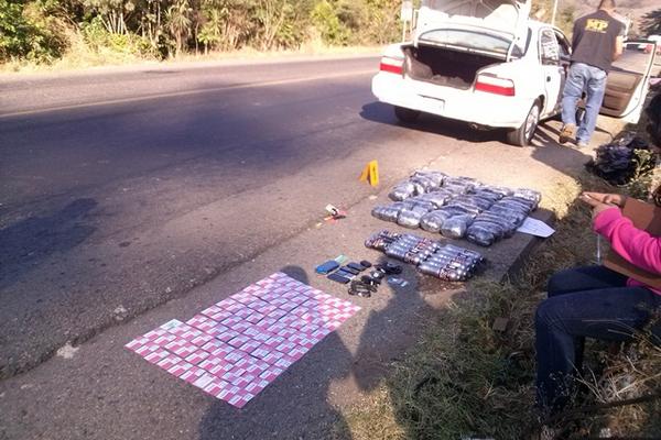 Parte de la droga y chips incautados en un taxi en el kilómetro 61 de la ruta a El Salvador, en Cuilapa. (Foto Prensa Libre ) <br _mce_bogus="1"/>