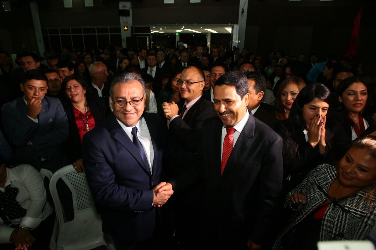 Bonerge Mejía y Óscar Cruz se saludan tras conocer que pasan a segunda vuelta. (Foto Prensa Libre: Álvaro Interiano)