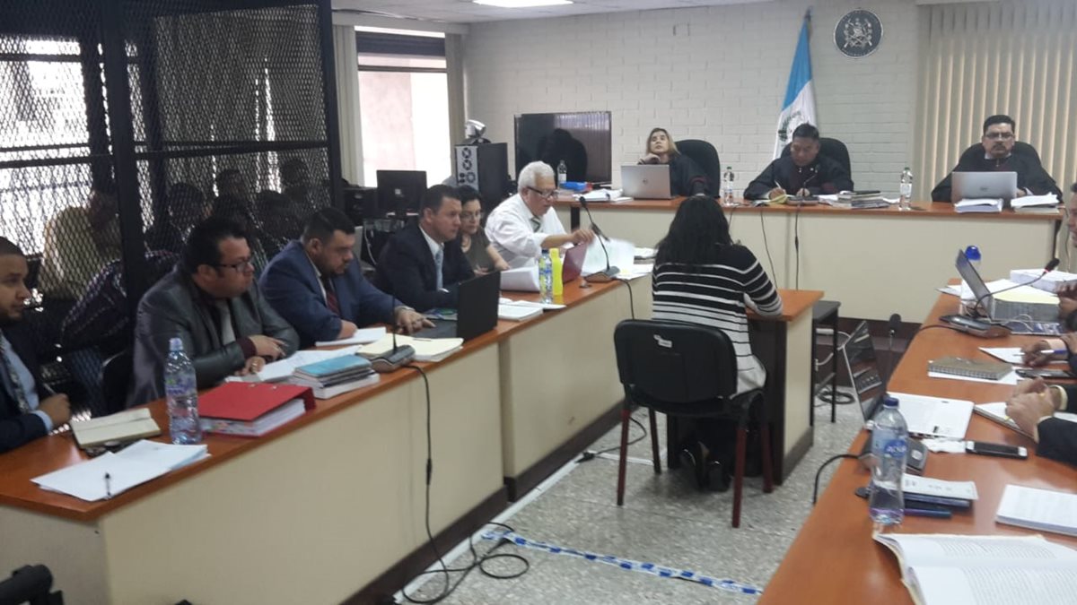 La exministra de Ambiente y Recursos Naturales del Partido Patriota, Michelle Martínez, durante su declaración. (Foto Prensa Libre: Estuardo Paredes)