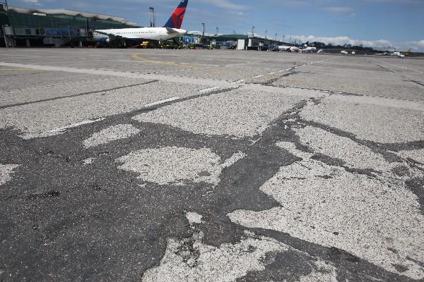 La pista de taxeo este del aeropuerto la Aurora debe ser recapeada para evitar que las aeronaves sufran daños.