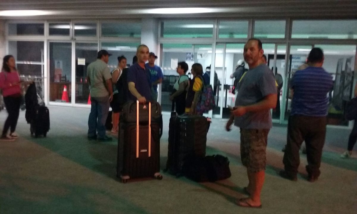 Pasajeros afectados por el paro de labores en el Aeropuerto de Petén. (Foto Prensa Libre: Rigoberto Escobar)