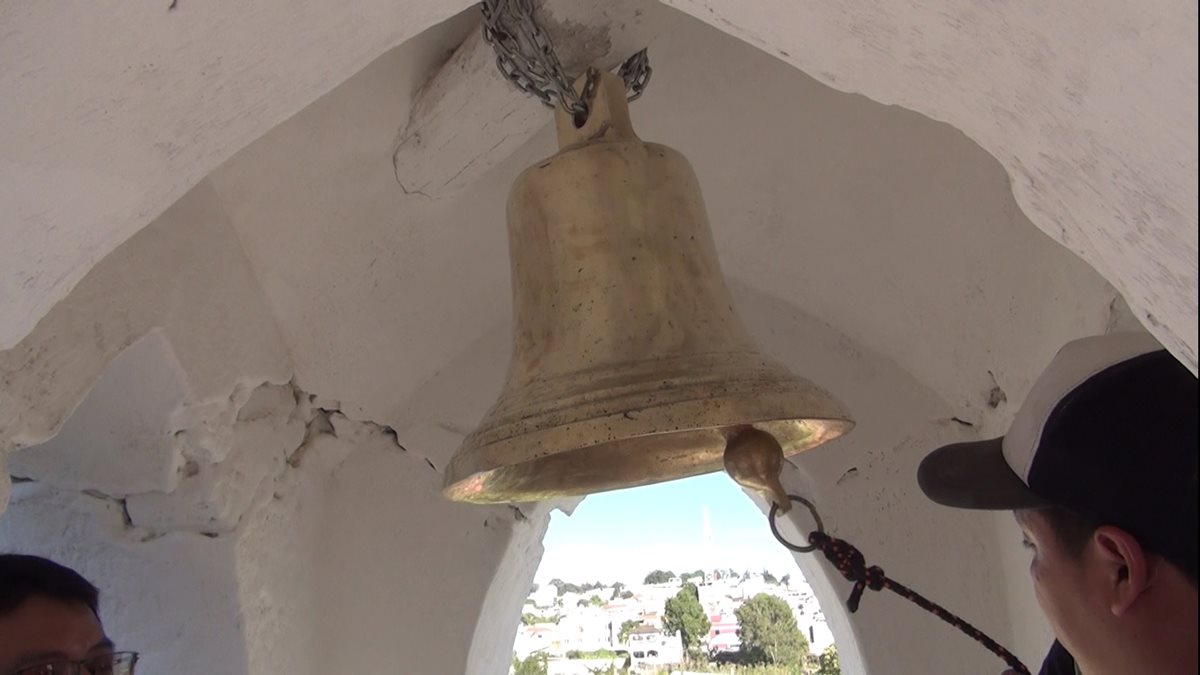 Una de las campanas que fueron colocadas en la iglesia del Cementerio General de Santa Cruz del Quiché. (Foto Prensa Libre: Héctor Cordero).