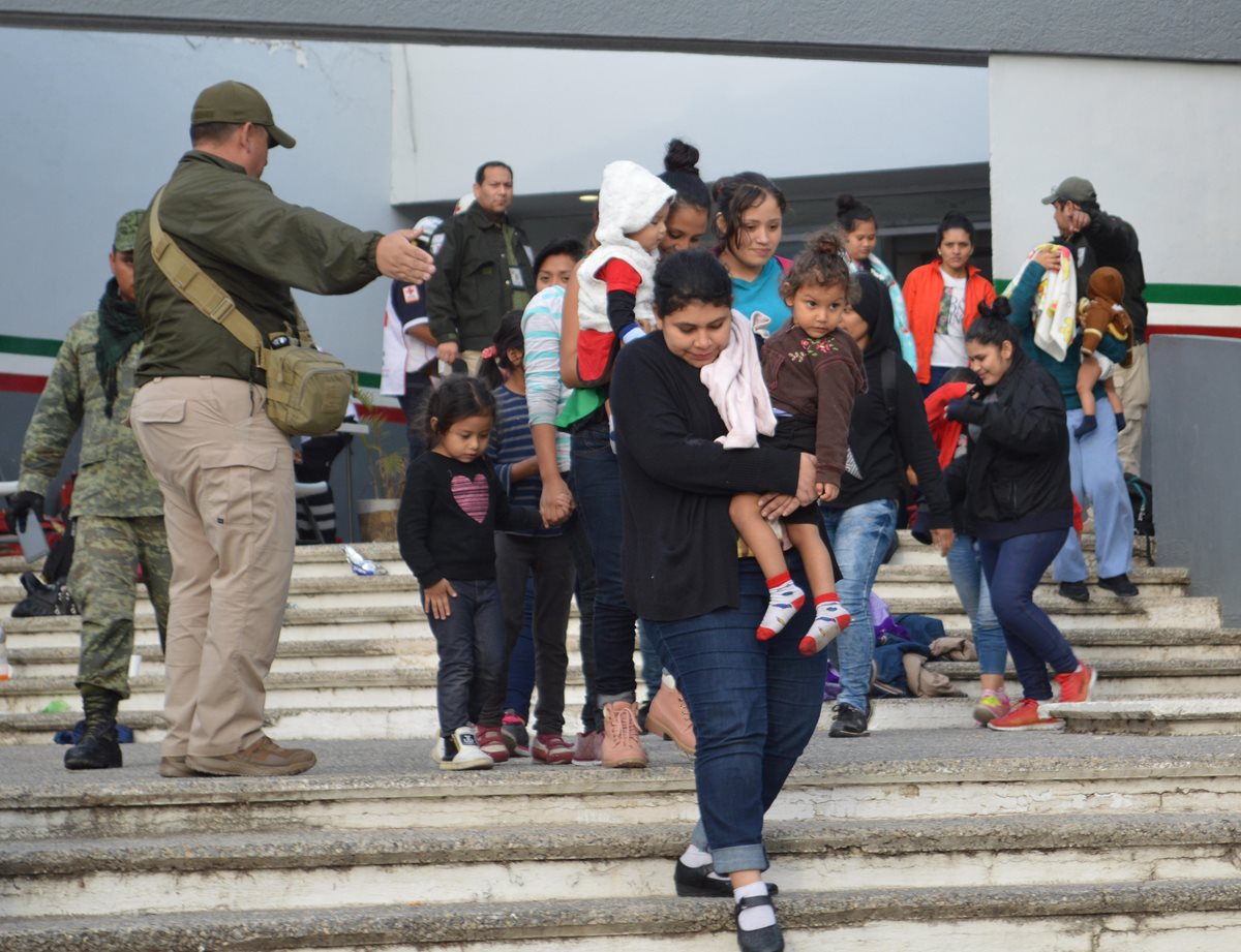 Personal del Instituto Nacional de Migración de México conduce a un grupo de inmigrante interceptados, en Tamaulipas, México. (Foto Prensa Libre: EFE)