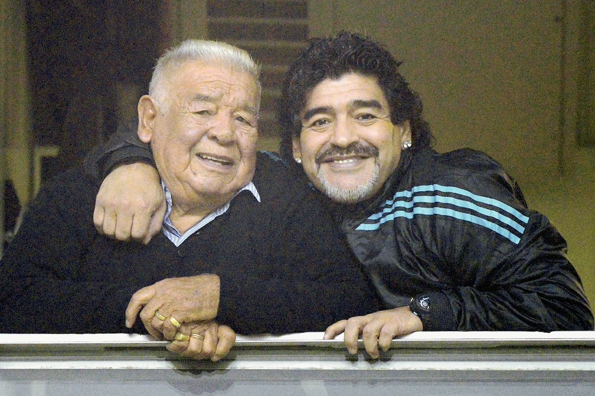 Maradona confía en la recuperación de su padre. (Foto Prensa Libre: AFP).