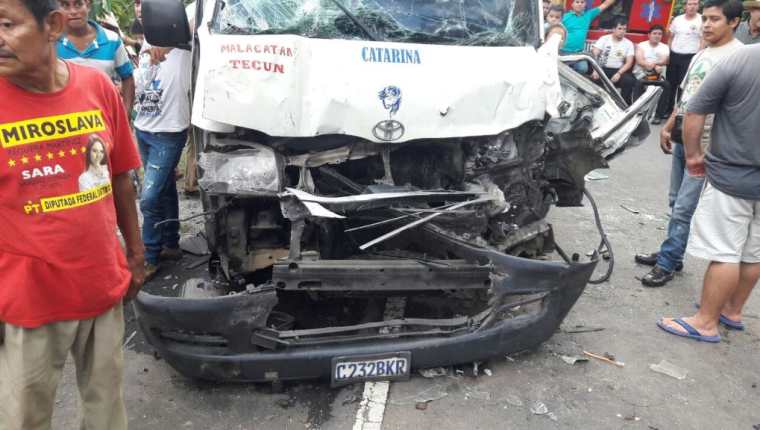 Microbús accidentado en Catarina, San Marcos. (Foto Prensa Libre: Alexánder Coyoy).