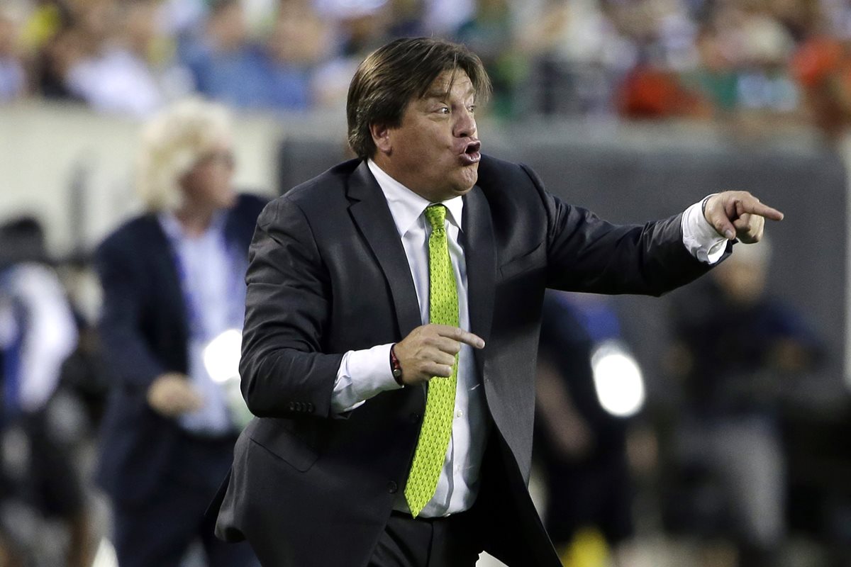 Miguel Herrera es criticado por la prensa mexicana por los resultados con la Selección. (Foto Prensa Libre: AP)