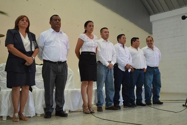 Miembros de la corporación edil de San Jorge fueron presentados en el salón municipal de Zacapa. El alcalde Ricardo Flores es el segundo de izquierda a derecha.  (Foto Prensa Libre: Víctor Gómez)