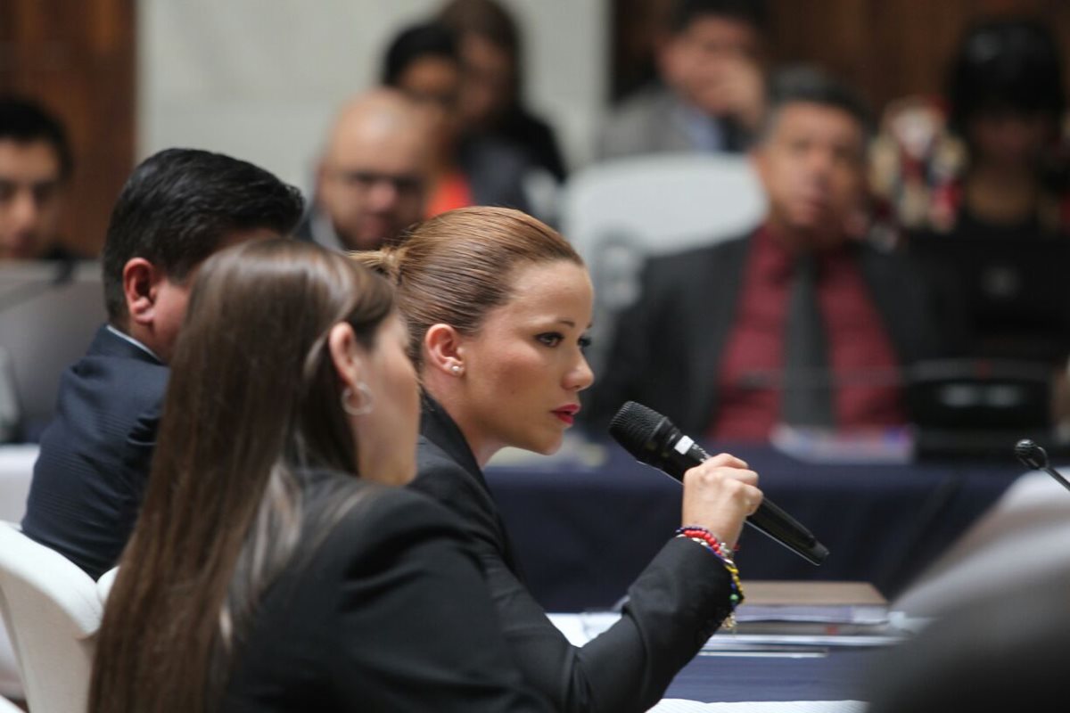 Daniela Beltranena expone ante juez Miguel Ángel Gálvez, por qué no debería ser enviada a prisión. (Foto Prensa Libre: Érick Avila)