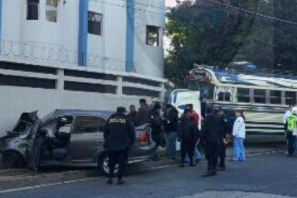 Un choque entre un bus extraurbano y un vehículo ocurrió en la 5 avenida y 8 calle de la zona 9. (Foto Prensa Libre: Amílcar Montejo)